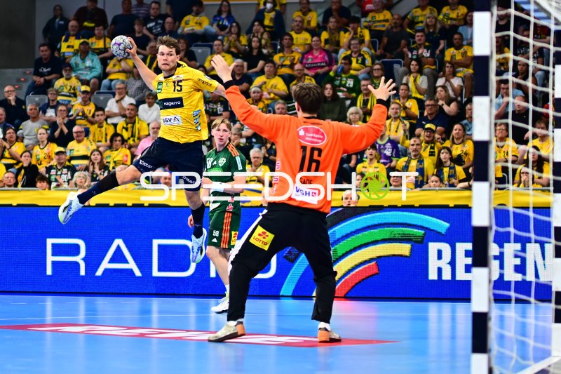 David Möré (#15; Rhein Neckar Löwen) beim Sprungwurf gegen Simon Gade (#16; TSV Hannover Burgdorf)
