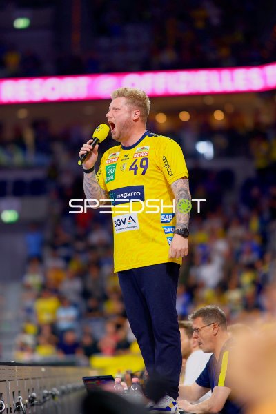 Kevin Gerwin (#49; Rhein Neckar Löwen) moderiert mit Mikrofon