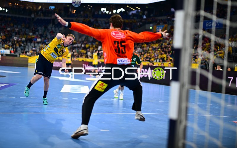 Haukur Thrastarson (#25; Rhein Neckar Löwen) wirft auf Joel Birlehm (#35; TSV Hannover Burgdorf)