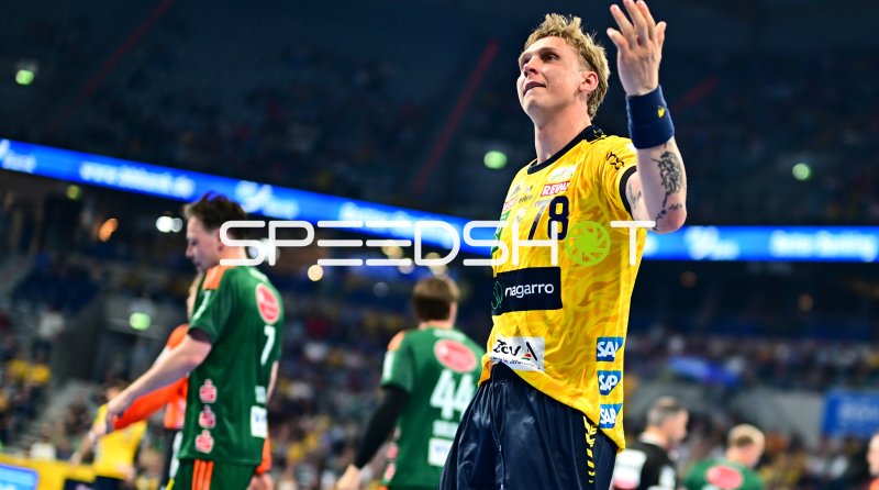Edwin Aspenbäck (#78; Rhein Neckar Löwen) winkt den Fans