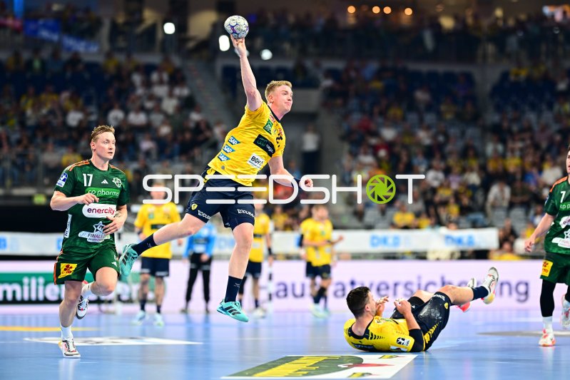 Rhein Neckar Löwen Spieler springt zum Wurf gegen August Baskar Pedersen (#17; TSV Hannover Burgdorf)