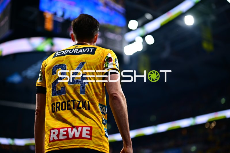 Patrick Groetzki (#24; Rhein Neckar Löwen) von hinten in der Arena