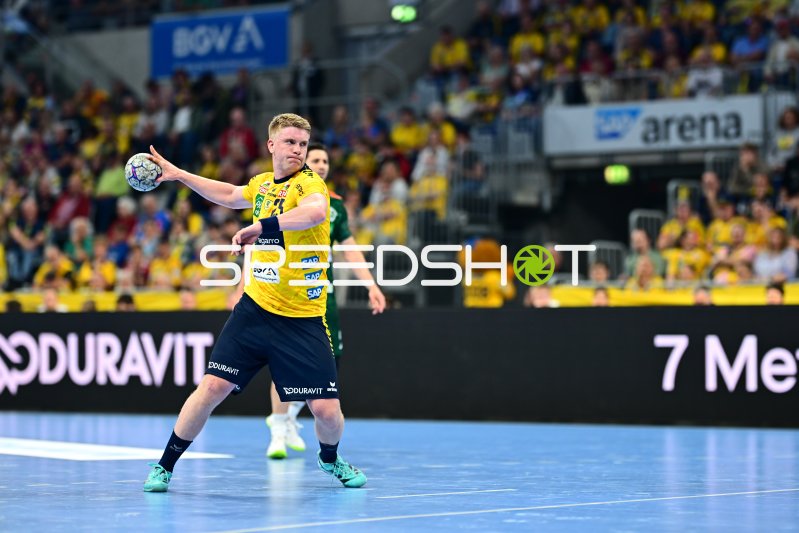 Haukur Thrastarson (#25; Rhein Neckar Löwen) beim Wurf in der SAP Arena