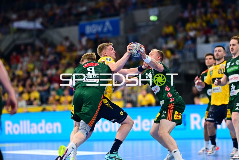Jannik Kohlbacher (#80; Rhein Neckar Löwen) im Zweikampf gegen TSV Hannover Burgdorf