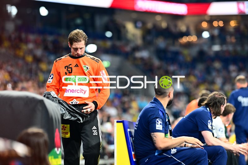 Joel Birlehm (#35; TSV Hannover Burgdorf) an der Seitenlinie