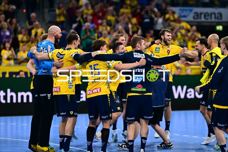 Rhein Neckar Löwen feiern Sieg – Steven Plucnar Jacobsen (#9) und Jannik Kohlbacher (#80) jubeln