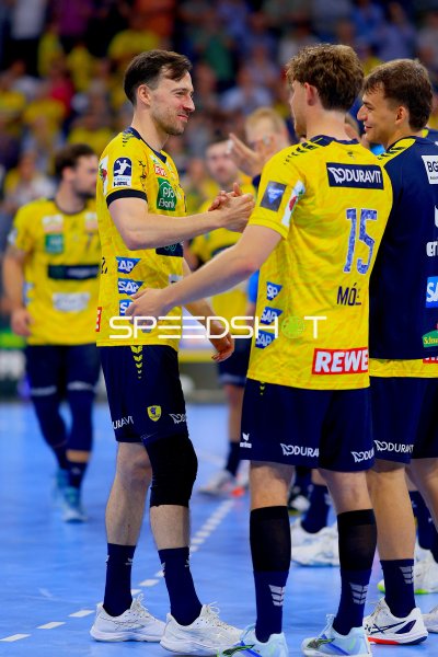 Patrick Groetzki (#24; Rhein Neckar Löwen) begrüßt David Möré (#15; Rhein Neckar Löwen)
