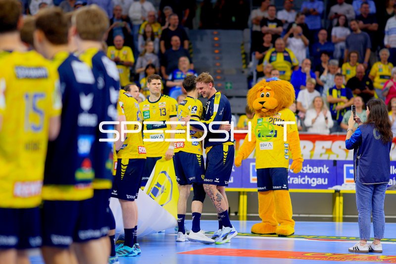 Sebastian Heymann (#13; Rhein Neckar Löwen) bei Verabschiedung auf dem Spielfeld