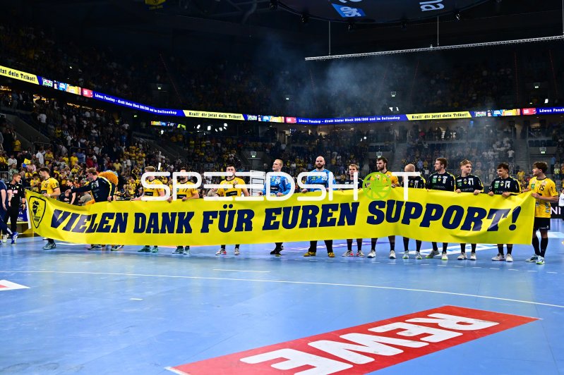 Rhein Neckar Löwen bedanken sich mit Banner bei den Fans