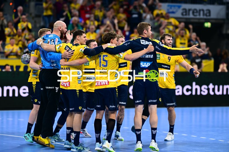 Rhein Neckar Löwen feiern: Sebastian Heymann und Steven Plucnar Jacobsen jubeln
