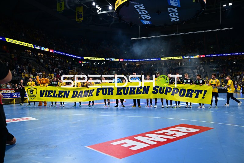 Rhein Neckar Löwen mit David Späth (#29) bedanken sich bei den Fans