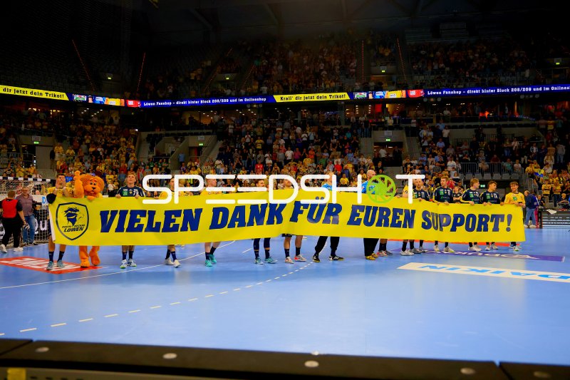Rhein Neckar Löwen bedanken sich mit Banner bei den Fans