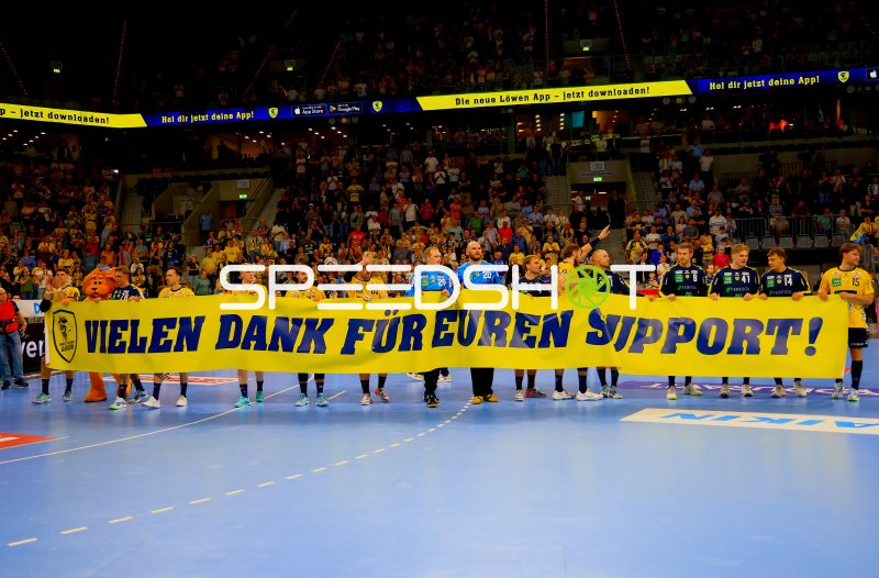 Rhein Neckar Löwen danken Fans mit Banner nach Spielende
