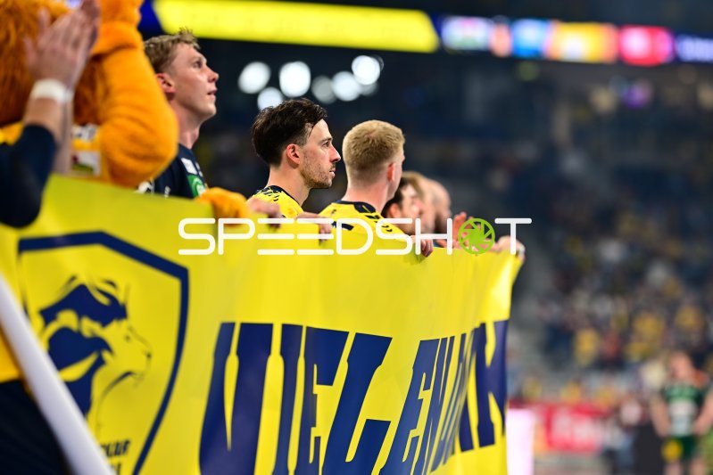 Patrick Groetzki (#24; Rhein Neckar Löwen) und Edwin Aspenbäck (#78; Rhein Neckar Löwen) beim Fanblock