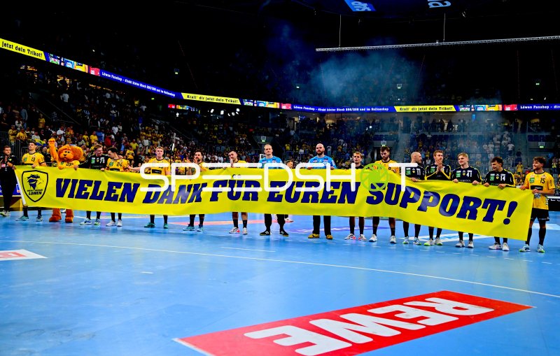 Rhein Neckar Löwen danken Fans mit Banner nach Spielende