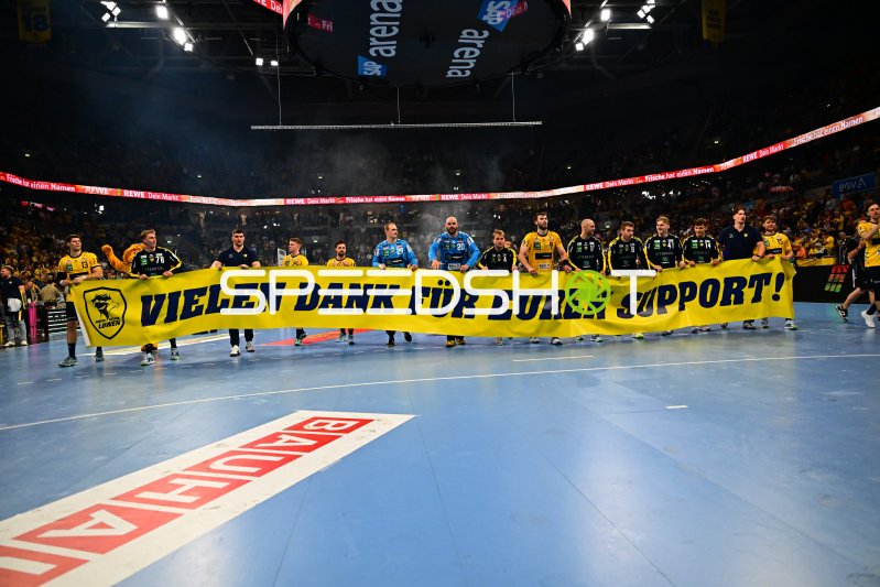 Rhein Neckar Löwen danken Fans mit Banner in der SAP Arena