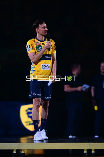 Patrick Groetzki (#24; Rhein Neckar Löwen) spricht ins Mikrofon