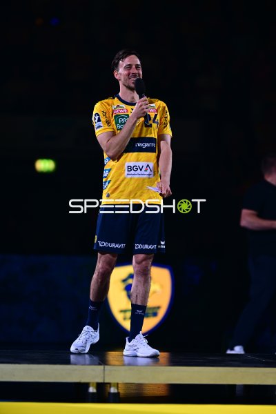Patrick Groetzki (#24; Rhein Neckar Löwen) spricht mit Mikrofon auf der Bühne