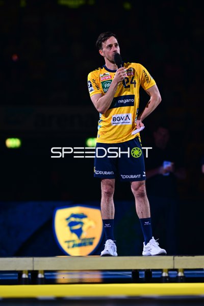 Patrick Groetzki (#24; Rhein Neckar Löwen) spricht ins Mikrofon