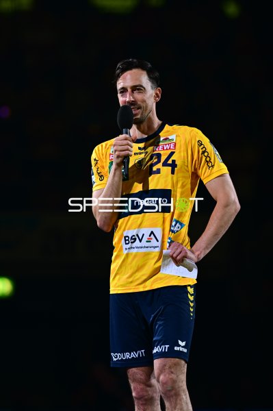 Patrick Groetzki (#24; Rhein Neckar Löwen) spricht ins Mikrofon