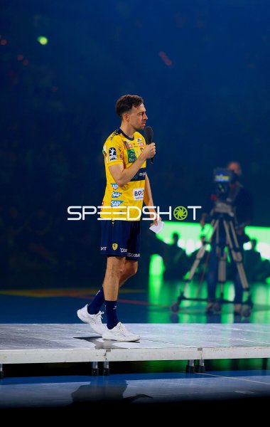 Patrick Groetzki (#24; Rhein Neckar Löwen) mit Mikrofon auf der Bühne