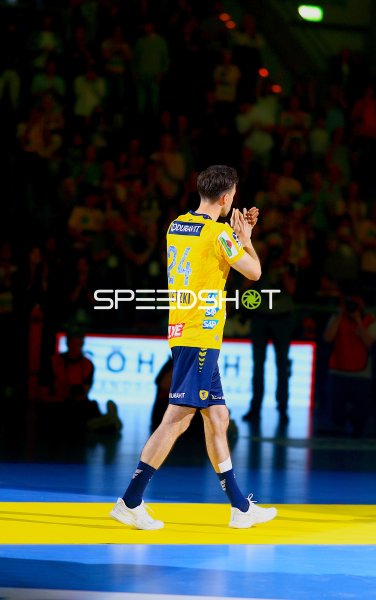 Patrick Groetzki (#24; Rhein Neckar Löwen) applaudiert den Fans