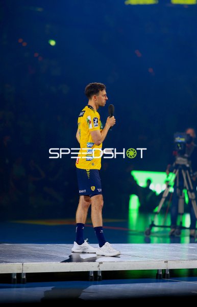 Patrick Groetzki (#24; Rhein Neckar Löwen) spricht ins Mikrofon