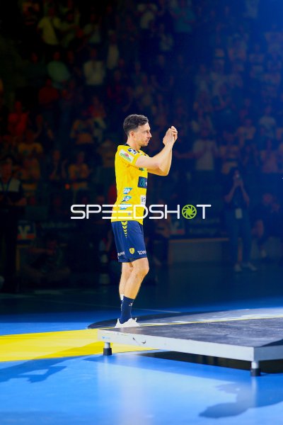 Patrick Groetzki (#24; Rhein Neckar Löwen) begrüßt die Fans