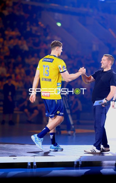 Sebastian Heymann (#13; Rhein Neckar Löwen) begrüßt Holger Bachert bei Spielervorstellung