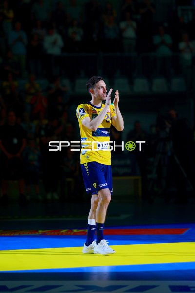 Patrick Groetzki (#24; Rhein Neckar Löwen) applaudiert den Fans