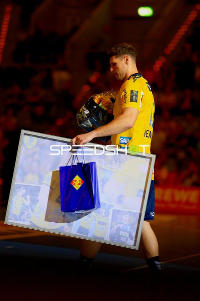 Sebastian Heymann (#13; Rhein Neckar Löwen) mit Geschenken nach Spielende