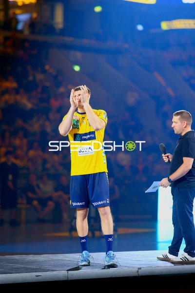 Rhein Neckar Löwen Spieler bei Spielervorstellung mit Holger Bachert