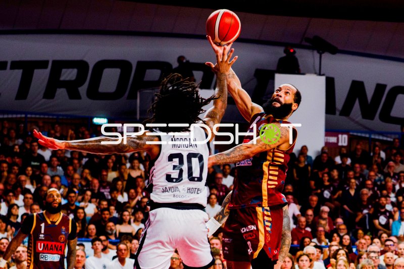 Morgan (#30) im Zweikampf beim Korbwurf in der Basketball-Arena