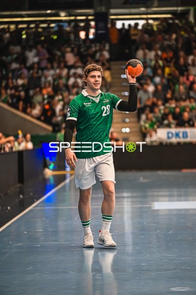 Frisch Auf! Göppingen Spieler (#28) beim Wurfansatz