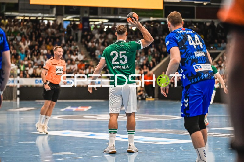 Jurmala (#25; Frisch Auf! Göppingen) beim Wurfansatz gegen TVB Stuttgart