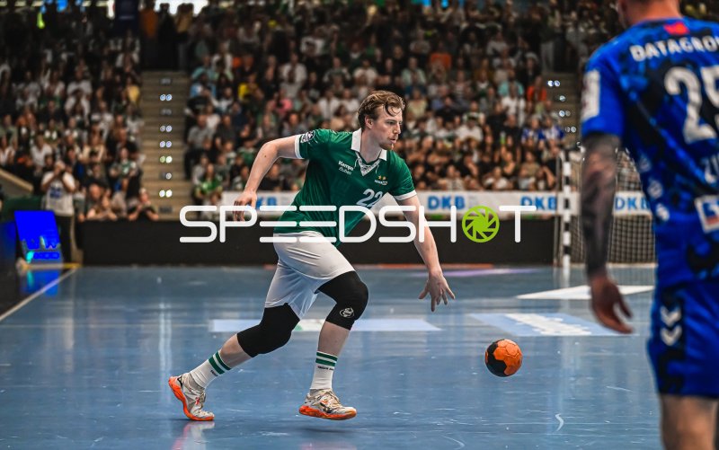 Spieler (#22; Frisch Auf! Göppingen) im Angriff gegen TVB Stuttgart