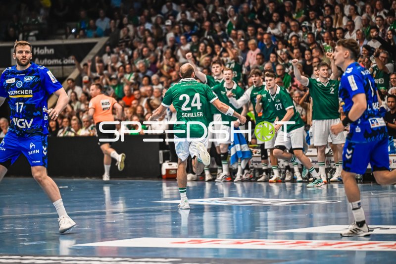 Schiller (#24; Frisch Auf! Göppingen) jubelt vor der Teambank