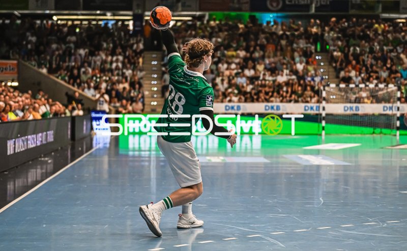 Spieler (#28; Frisch Auf! Göppingen) beim Wurf aufs Tor