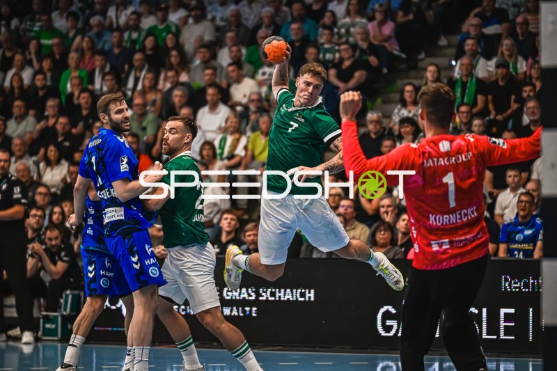 Kasper Lien (#7; TVB Stuttgart) beim Sprungwurf gegen Frisch Auf! Göppingen