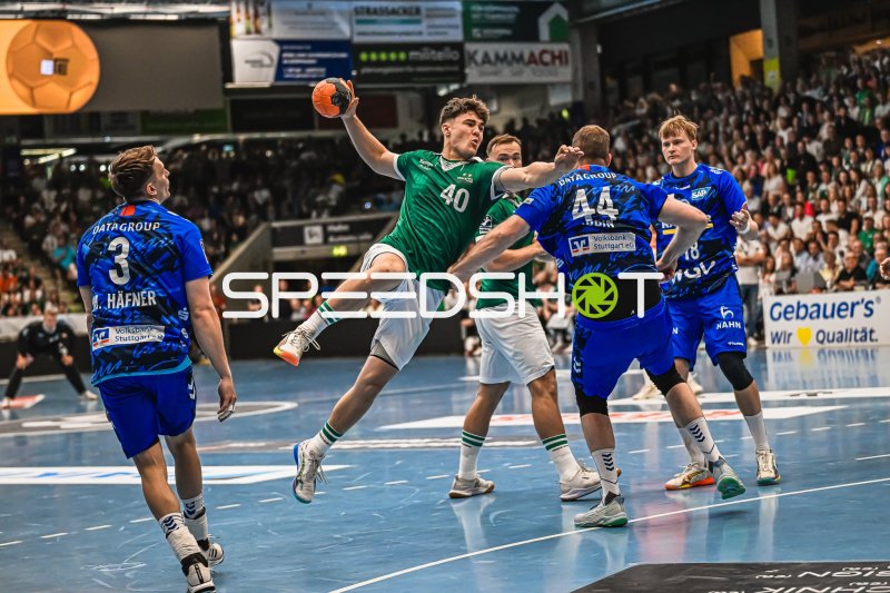 Spieler (#40; Frisch Auf! Göppingen) beim Sprungwurf gegen TVB Stuttgart