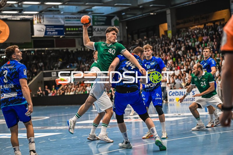 Spieler (#40; Frisch Auf! Göppingen) beim Sprungwurf gegen TVB Stuttgart