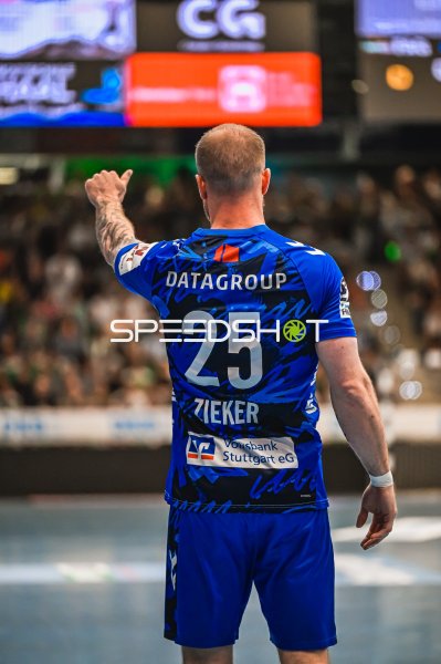 Zieker (#25; TVB Stuttgart) gibt Handzeichen auf dem Spielfeld