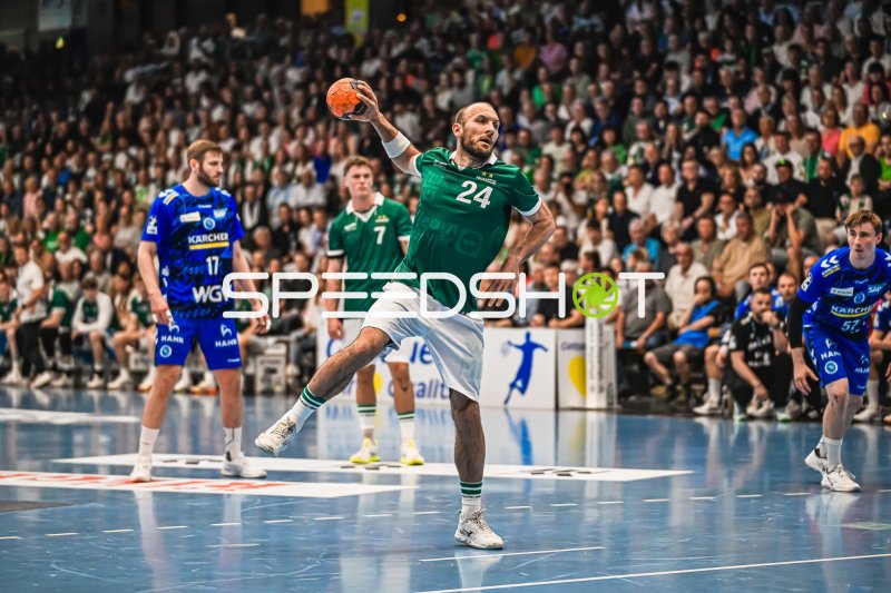 Marcel Schiller (#24; Frisch Auf! Göppingen) beim Wurfversuch