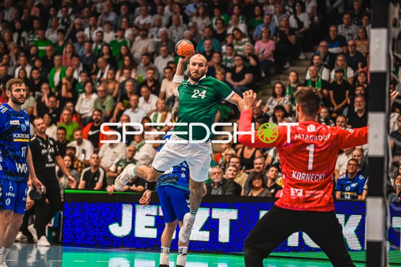 Marcel Schiller (#24; Frisch Auf! Göppingen) beim Wurf gegen TVB Stuttgart