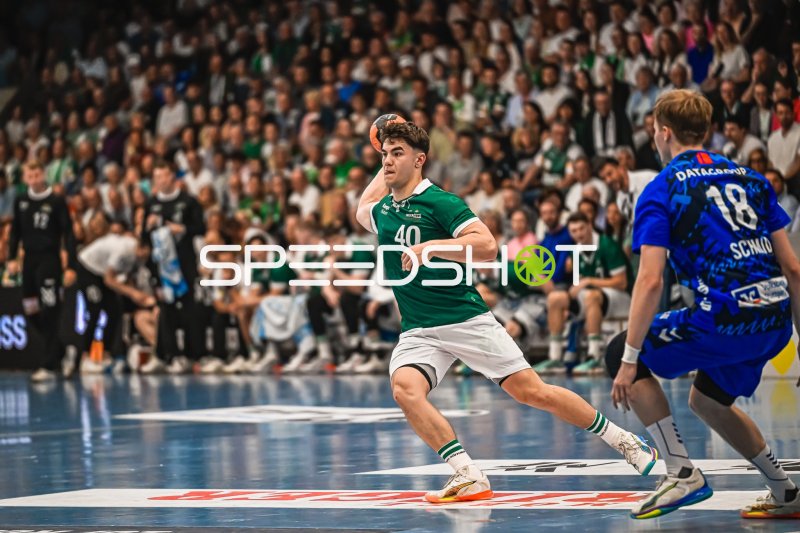Frisch Auf! Göppingen Spieler (#40) beim Wurfversuch gegen TVB Stuttgart