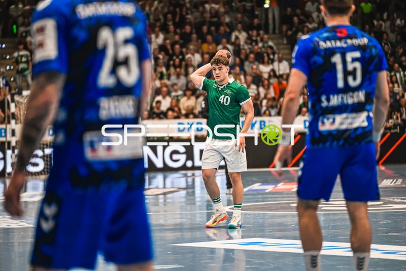 Frisch Auf! Göppingen Spieler (#40) bereitet Wurf vor