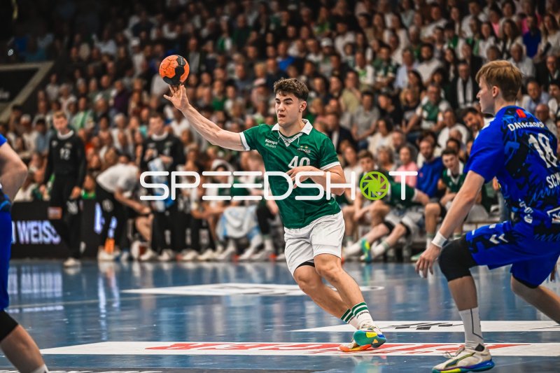 Spieler (#40; Frisch Auf! Göppingen) beim Wurfversuch gegen TVB Stuttgart