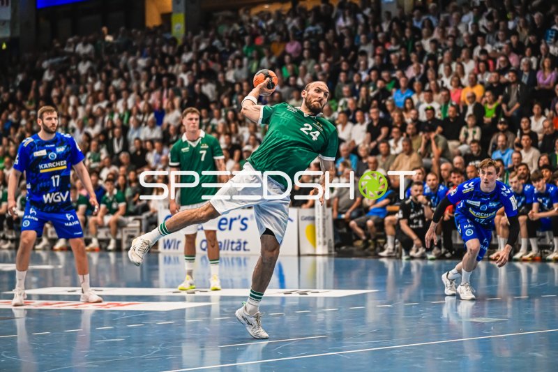 Marcel Schiller (#24; Frisch Auf! Göppingen) beim Wurf gegen TVB Stuttgart