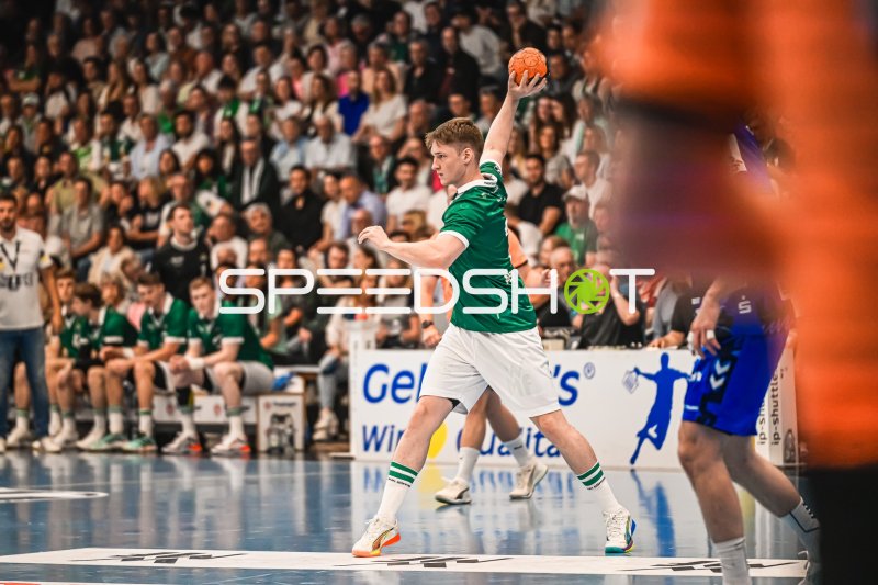 Frisch Auf! Göppingen Spieler beim Wurfversuch gegen TVB Stuttgart