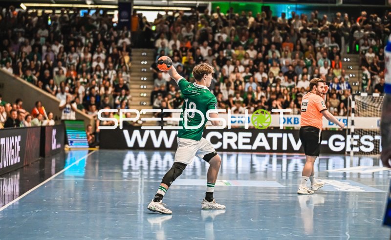 Spieler (#18; Frisch Auf! Göppingen) beim Wurf vor vollem Haus